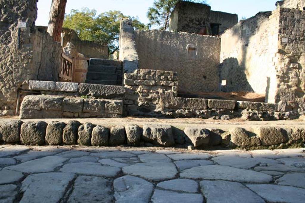 V.32, Herculaneum, February 2007. Looking west to entrance doorway, shop with niche, on right, and V.33, on south side.
Photo courtesy of Nicolas Monteix.